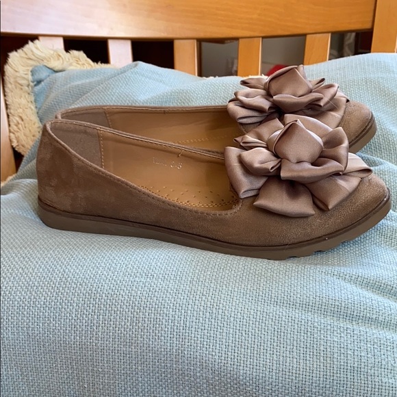 😍 Pazzle Bow Embellished Tan Flats 😍 - Picture 5 of 11